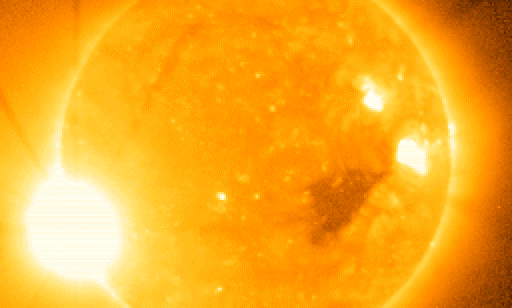 Explosion solaire enregistrée le 5 décembre 2006 par l'imageur à rayons X du satellite GOES-13. L'explosion a été si intense qu'elle a endommagé l'imageur qui a pris cette photo.